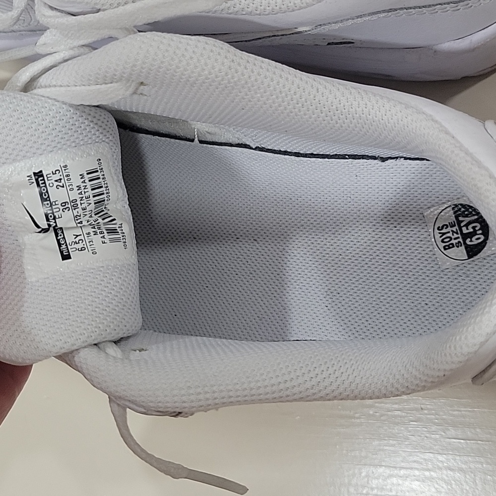 Nike White Air Max Sneakers with Classic Design - Picture 4 of 5